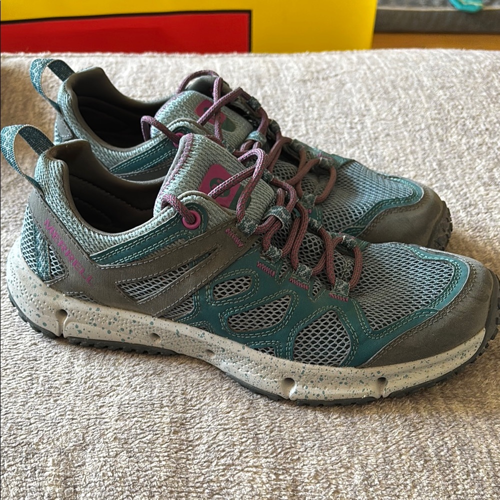 Like new- Merrell hydrotrekker spruce🌸bundle and save